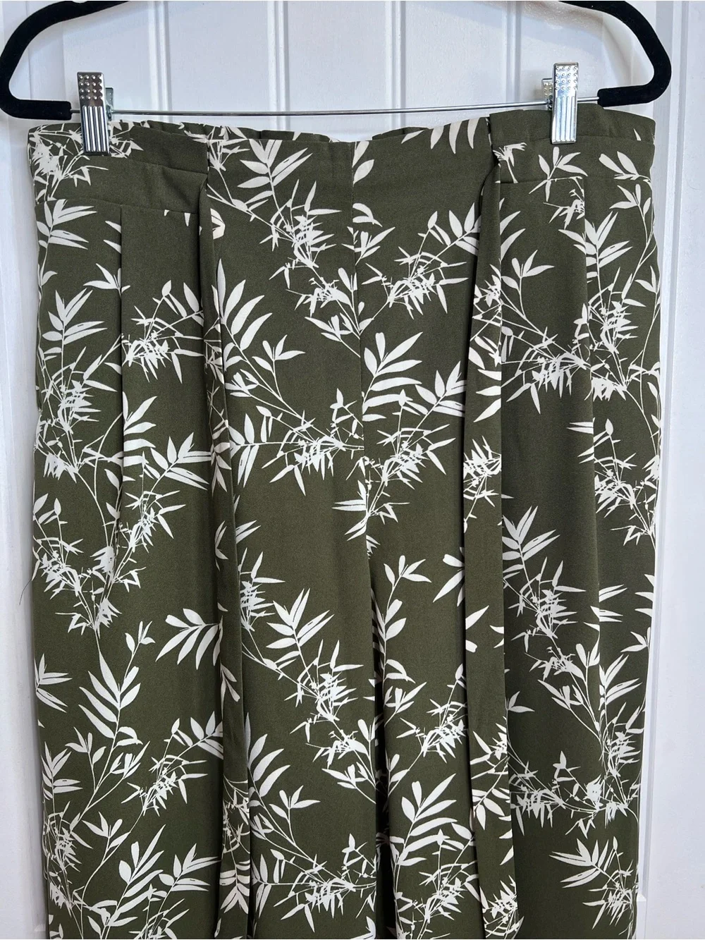 Worthington Olive Green Wide-Leg Floral Print Pants with Tie‎ Waist. Size Large.
